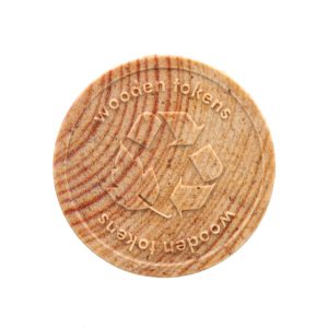 Graviran  žeton iz lesa